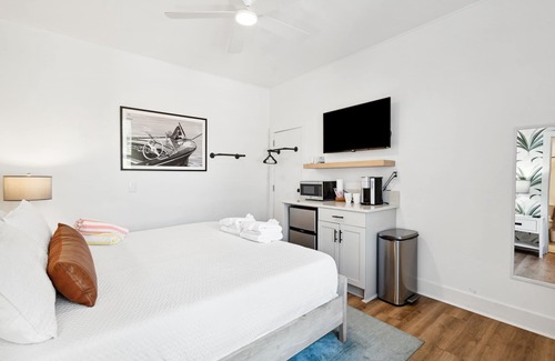 Folly Beach Hotel | Folliday Inn - The Racer - Room 35