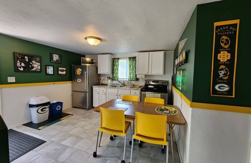 Green Bay House | Football fun house 1 mile from Lambeau!