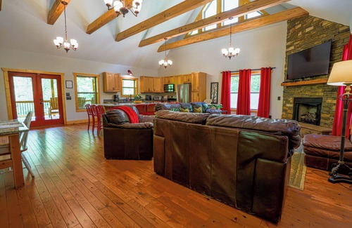 Cleveland Cabin | Foothills Family Retreat- Hot Tub/Playset/Fire Pit/7 bedrooms!