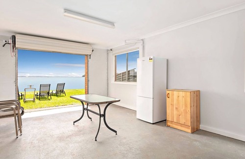Salamander Bay House | Footprints on Foreshore