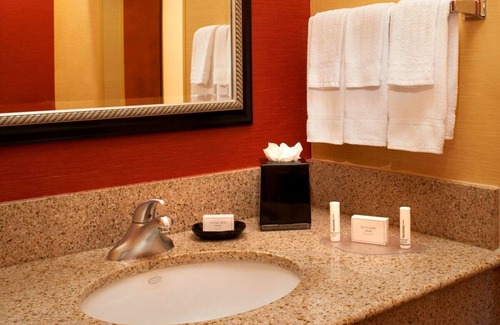 Auburn Hills Resort | For The Whole Family! 4 Modern and Pet-friendly Units, Indoor Swimming Pool!