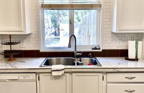 Deschutes River Woods House | Forest Escape - Hot Tub under the Stars- AC- Zipline- No Train Noise
