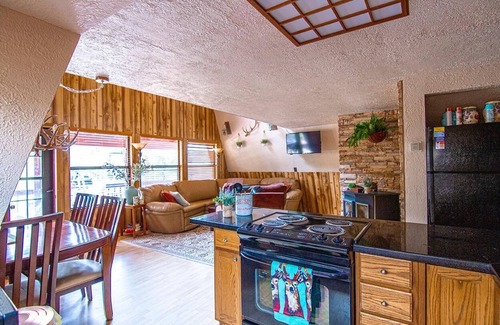 Meadow View Heights Cabin | Forest Getaway Spacious & Family-Friendly