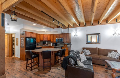 The Forest Apartment | Forest Lane Hideaway-Sleeps 18 w/Private Hot Tub