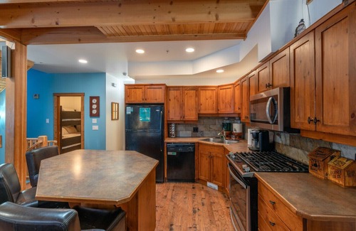 The Forest Apartment | Forest Lane Hideaway-Sleeps 18 w/Private Hot Tub
