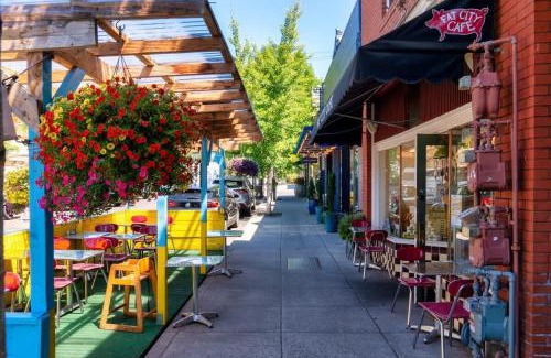 Ashcreek Apartment | Forest Studio Oasis - Mile from Multnomah Village