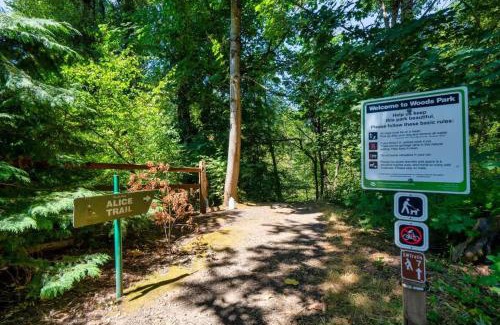 Ashcreek Apartment | Forest Studio Oasis - Mile from Multnomah Village