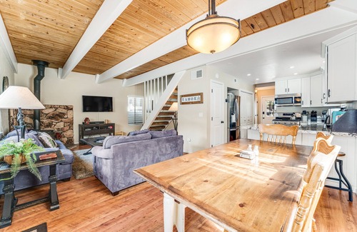 Incline Village Cabin | Forest-view cabin with woodstove & furnished deck - walk to golf course
