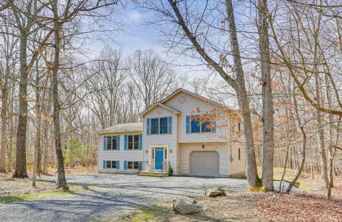 East Stroudsburg House | Forest-View Deck and Fire Pit Poconos Escape!