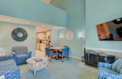 Otter Rock Apartment | Forest-View Loft w/Full Kitchen | Sleeps 4