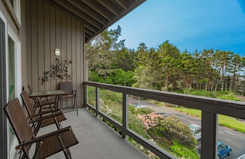 Otter Rock Apartment | Forest-View Loft w/Full Kitchen | Sleeps 4