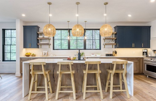 Monterey House | Forget-Me-Not by AvantStay | Bold Lakefront Escape