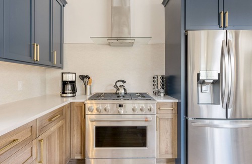 Monterey House | Forget-Me-Not by AvantStay | Bold Lakefront Escape