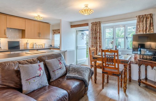 Bourton Cottage | Forsythia Cottage - sleeps 3 guests in 2 bedrooms