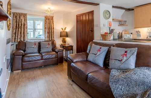 Bourton Cottage | Forsythia Cottage - sleeps 3 guests in 2 bedrooms