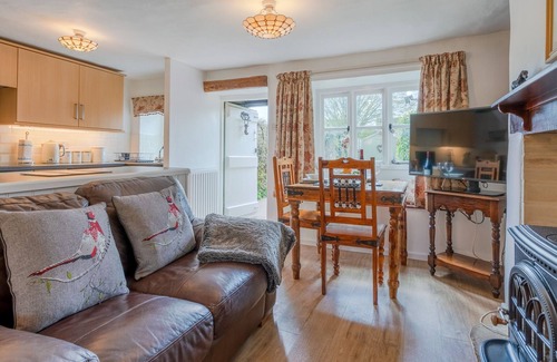 Bourton Cottage | Forsythia Cottage - sleeps 3 guests in 2 bedrooms