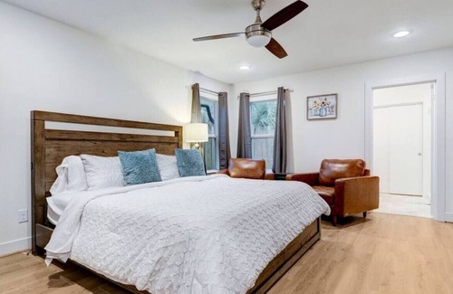 South Main House | Four BDRM Home - BLKS From NRG W/Hot tub