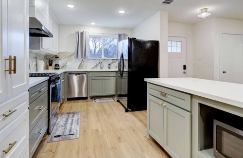 South Main House | Four BDRM Home - BLKS From NRG W/Hot tub