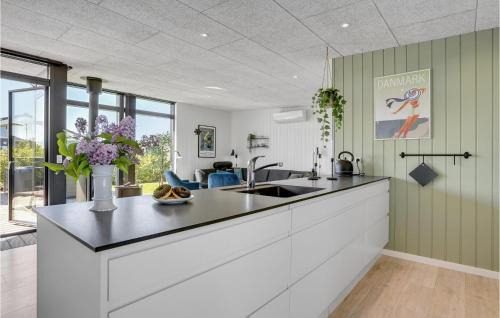 Pøt Strandby House | Four-Bedroom Holiday Home With A Fireplace In Juelsminde