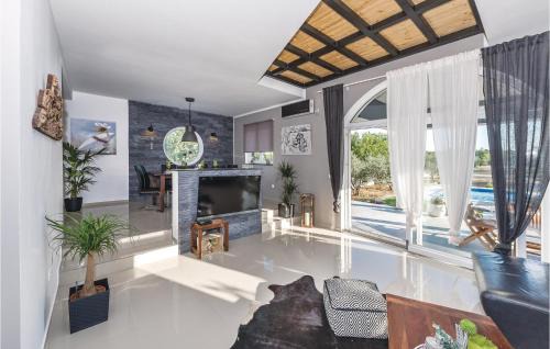 Skradin House | Four-Bedroom Holiday Home In Skradin-Dubavice