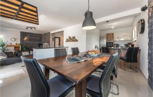 Skradin House | Four-Bedroom Holiday Home In Skradin-Dubavice