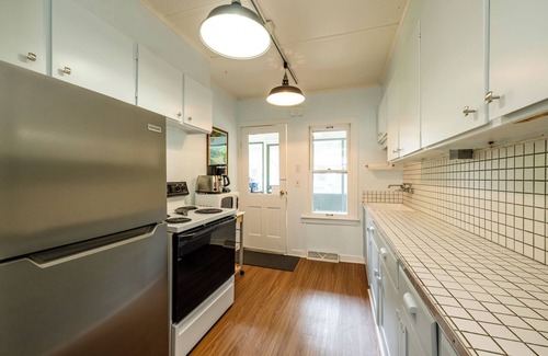 Lakeside Cottage | Four Night Min! Lakeside Home With 800 Feet Of Association Beach!