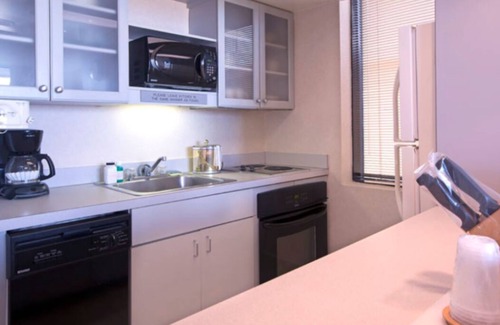 Virginia Beach Resort | Four Sails Resort - Oceanfront by the Neptune Statue