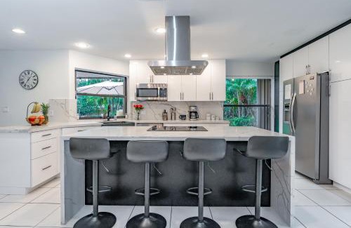 Croissant Park Villa | Fox Island Heated Spa- Downtown & Beach