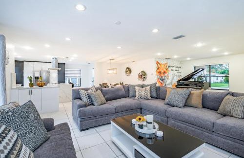 Croissant Park Villa | Fox Island Heated Spa- Downtown & Beach