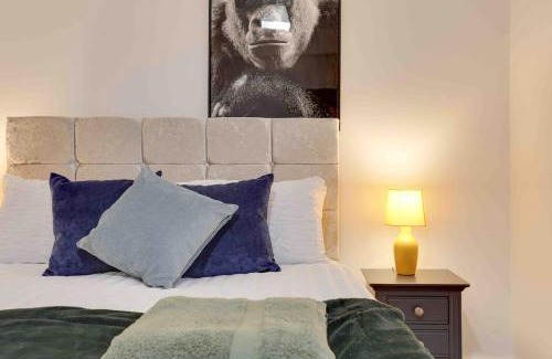 Dunmow House | Foxglove House & Hot Tub Stansted Airport