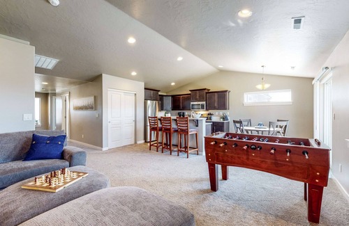 Nampa House | Foxglove Place | House in Nampa with a large yard, hot tub, & firepit