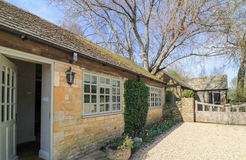 Bourton-on-the-Water Cottage | FOXHILL FARM BARN, with a garden in Bourton-On-The-Water