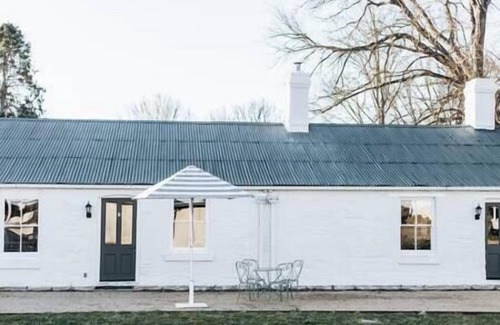 Primrose Valley Apartment | Foxlow Station Luxury Quarters - Historic Farmstay