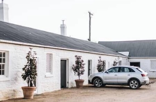 Primrose Valley Apartment | Foxlow Station Luxury Quarters - Historic Farmstay