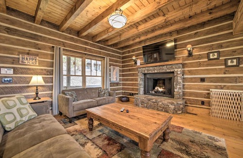 Franklin House | Franklin Cabin with Hot Tub and Pool Table!