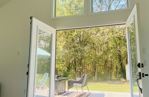 Franklin Cottage | Franklin Wellness Retreat · Cathedral Windows, Patio, Spa Soaking Tub & Fire Pit
