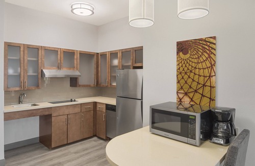 Florence Condo | Free Breakfast Buffet. Pool. Suite Near Florence Center.