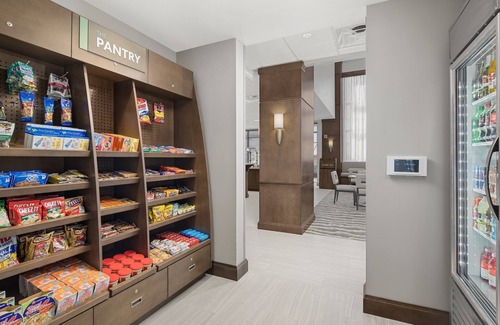 Florence Condo | Free Breakfast Buffet. Pool. Suite Near Florence Center.