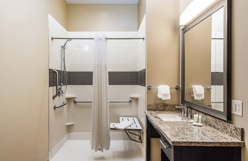 Lakeland Apartment | Free Breakfast. Outdoor Pool. King Studio Only 15 Min to Downtown!