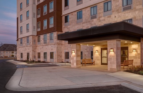 Overland Park Condo | Free Breakfast. Pool. Shared BBQ. Gym. Close to Overland Park Convention Center!