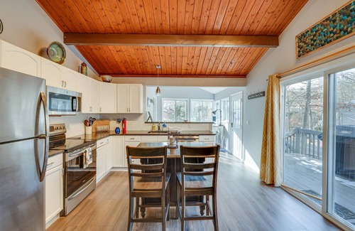 Bushkill House | Free Outdoor Pool & Lake Access & More!