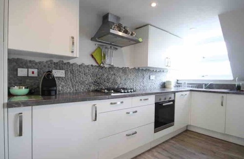 Grove Apartment | Free parking - Close to Restaurants and train STN