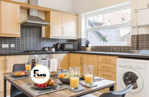 Liverpool House | Free Parking, 4 Bed, 2 Bath House, Long Term Stay Savings, Contractors, Near Anfield