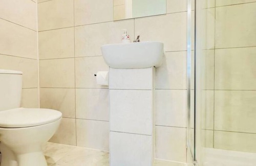 London Borough of Bexley Apartment | Free parking By Bexleyheath Stn | 30Mins to center