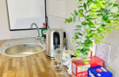 London Borough of Bexley Apartment | Free parking By Bexleyheath Stn | 30Mins to center