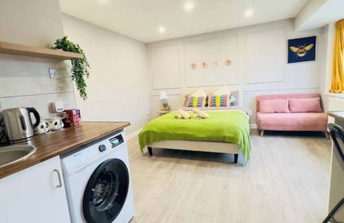 London Borough of Bexley Apartment | Free parking By Bexleyheath Stn | 30Mins to center