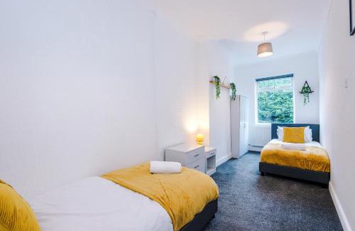 Forsbrook Apartment | FREE parking, LARGE House for Contractors & Families, Sleeps 10, 25 mins to ALTON TOWERS
