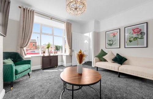Wigan Apartment | Free Parking Stunning 3Bedroom Home In Wigan