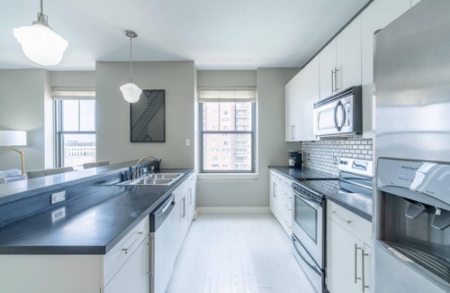 Downtown Des Moines Apartment | Free Parking Wifi King Bed Gym More