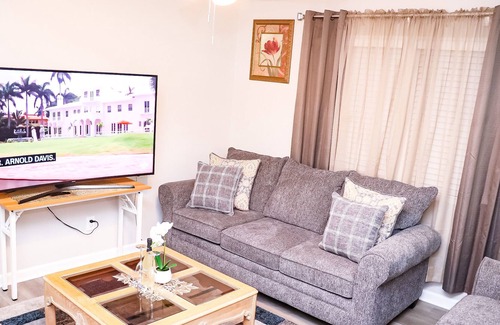 Lithonia House | Free Wi-Fi getaway home with secondary suite 10 guests
